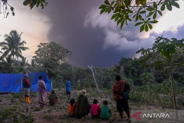 Warga mengungsi secara mandiri dari erupsi Gunung Lewotobi Laki-laki