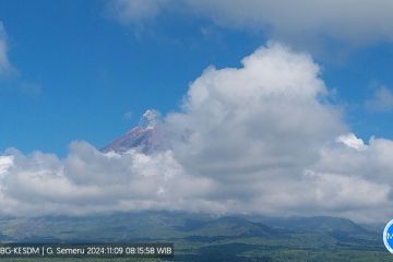 Gunung Semeru kembali erupsi dengan abu vulkanik setinggi 700 meter