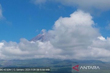 Gunung Semeru kembali erupsi dengan abu vulkanik setinggi 700 meter