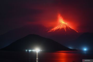 Gunung Lewotobi keluarkan lava pijar ke berbagai penjuru