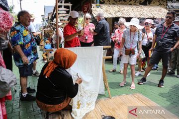 Wisatawan mancanegara dari Kapal Viking Orion berkunjung ke Semarang