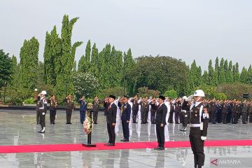 Mensos peringati Hari Pahlawan bersama Wapres di TMP Kalibata