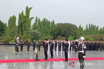 Mensos peringati Hari Pahlawan bersama Wapres di TMP Kalibata