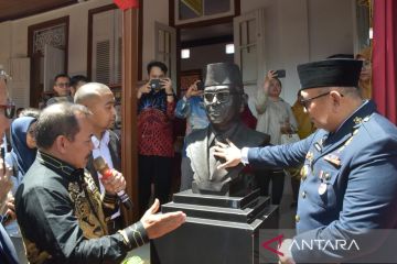 Hari Pahlawan, patung Bung Hatta diresmikan di SMPN bekas MULO Padang