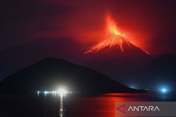 Lava pijar Gunung Lewotobi Laki-laki masih terus keluar ke berbagai penjuru