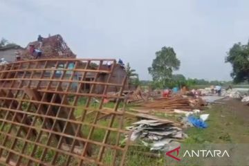 Tiga rumah roboh & ratusan rusak akibat angin puting beliung di Demak