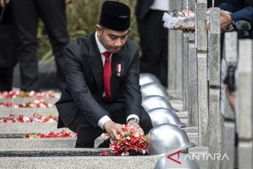 Wakil Presiden Gibran Rakabuming Raka tabur bunga pada peringatan Hari Pahlawan 2024