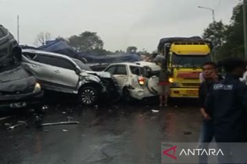 Petugas sedang evakuasi korban tabrakan beruntun KM 92 Cipularang