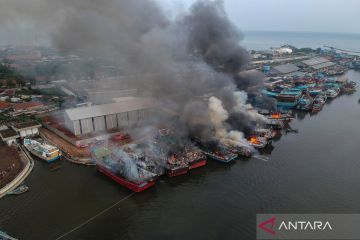 Kebakaran 13 kapal nelayan di Pelabuhan Panjang Wetan Kota Pekalongan