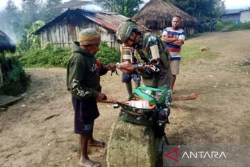 Satgas Koops Habema obati warga pada sela-sela patroli di Puncak