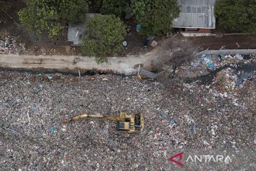 Dinding pembatas TPA Burangkeng rusak akibat longsoran sampah