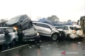 Evakuasi kecelakaan beruntun di Tol Cipularang masih berlangsung