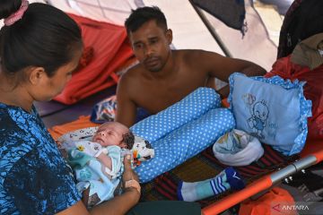 Warga terdampak erupsi Gunung Lewotobi melahirkan di posko pengungsian