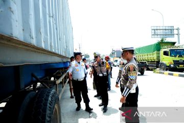 Satlantas tilang belasan truk saat operasi ramp check di Sukabumi