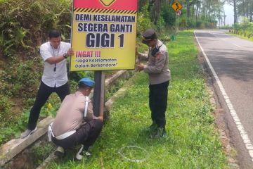 Polisi pasang rambu peringatan di jalur tanjakan ekstrem Trenggalek