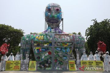 Teatrikal keprihatinan polusi mikroplastik