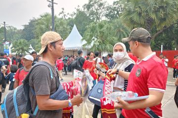 Indonesia versus Jepang, pedagang aksesoris ramaikan area SUGBK