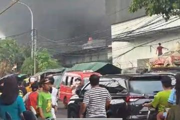 Sebuah gudang di Jakarta Utara terbakar pada Jumat siang