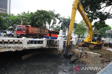 DKI keruk sedimen lumpur untuk optimalkan daya tampung air saat hujan