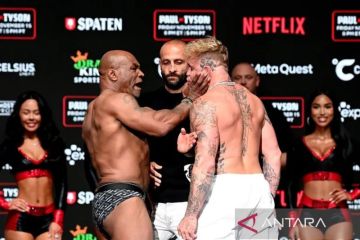 Mike Tyson tampar wajah Jake Paul saat sesi penimbangan