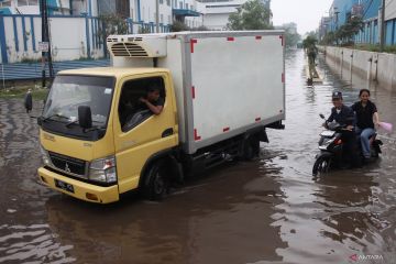 Banjir rob di Muara Baru akibat fenomena pasang maksimum air laut