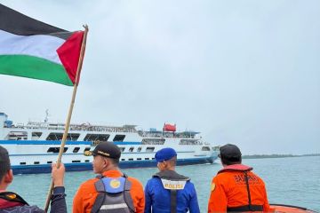 Tim SAR Pastikan keselamatan peserta pengibaran bendera di Selat Sunda