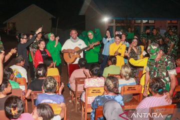 Musisi Andre Hehanussa hibur pengungsi korban erupsi gunung Lewotobi