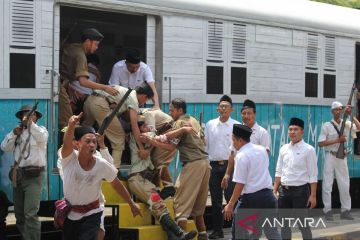 Begini upaya penyelamatan korban pertempuran dalam drama teatrikal Kereta Api Terakhir Surabaya