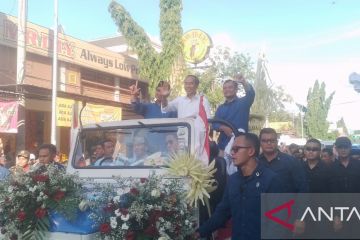 Jokowi menyapa warga Blora bersama Luthfi-Yasin