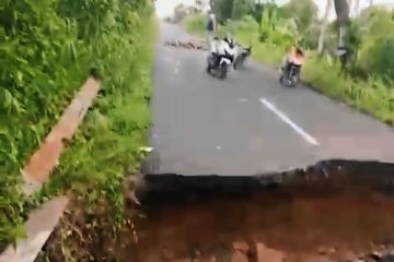 Jalan penghubung OKU Selatan dan OKU Timur putus akibat longsor