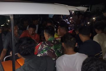 Polisi evakuasi korban kecelakaan maut di Lombok Timur