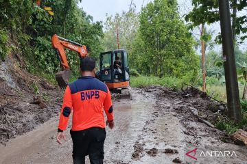 BPBD OKU Selatan bersihkan longsor di jalan Desa Talang Duku