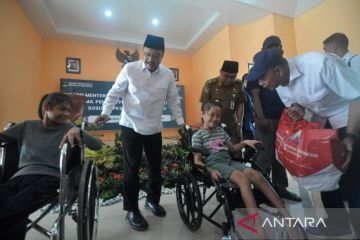 Mensos salurkan bantuan di Bengkulu