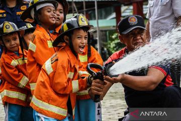 Perkenalkan profesi dan kerja pemadaman kebakaran kepada anak sejak dini