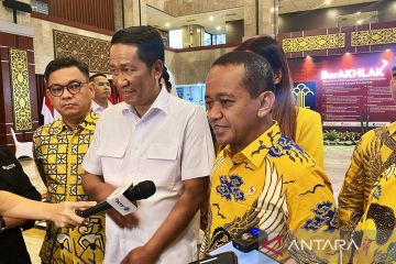 Menkum serahkan SK pengurus baru Partai Golkar kepada Bahlil