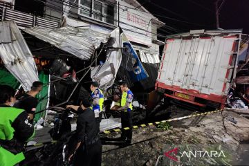 Dua tewas akibat truk tabrak ruko di Semarang