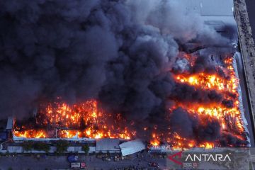 Kebakaran pabrik sepeda listrik di Kawasan Industri Terboyo Semarang