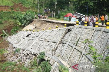 Jalan di jalur Selingkar Wilis Tulungagung amblas