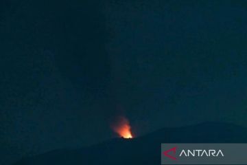 Gunung Ibu di Halmahera Barat erupsi Kamis malam, lontarkan lava pijar