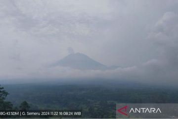 Gunung Semeru kembali erupsi dengan letusan 600 meter