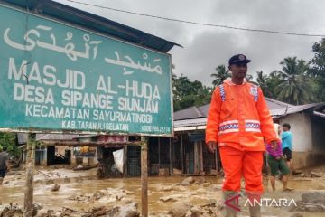 Petugas di Tapanuli Selatan bersiaga atasi banjir tewaskan dua warga