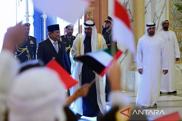 Prabowo disambut meriah MBZ dengan dentuman meriam hingga pasukan unta