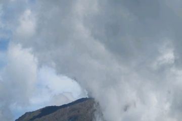 Erupsi Gunung Ibu tidak terlihat akibat tertutup awan