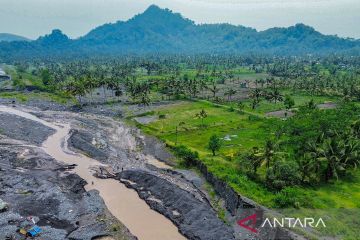 Tanggul penahan banjir lahar hujan Gunung Semeru rusak