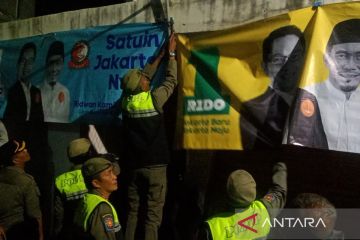 Petugas gabungan turunkan puluhan alat peraga di Kepulauan Seribu