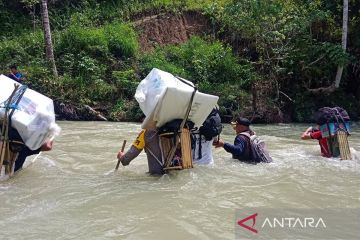 Polisi jalan kaki kawal distribusi logistik ke pelosok Banggai