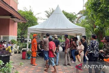 Warga kolong Tol Angke urus administrasi di Jelambar Baru