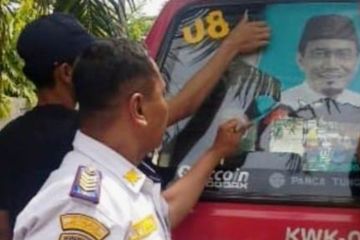 Sudinhub Jakbar copot stiker paslon pada angkot-angkot di Daan Mogot