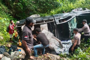 Mobil angkut logistik Pilkada terbalik di Buru empat polisi luka-luka