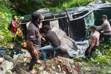 Mobil angkut logistik Pilkada terbalik di Buru empat polisi luka-luka